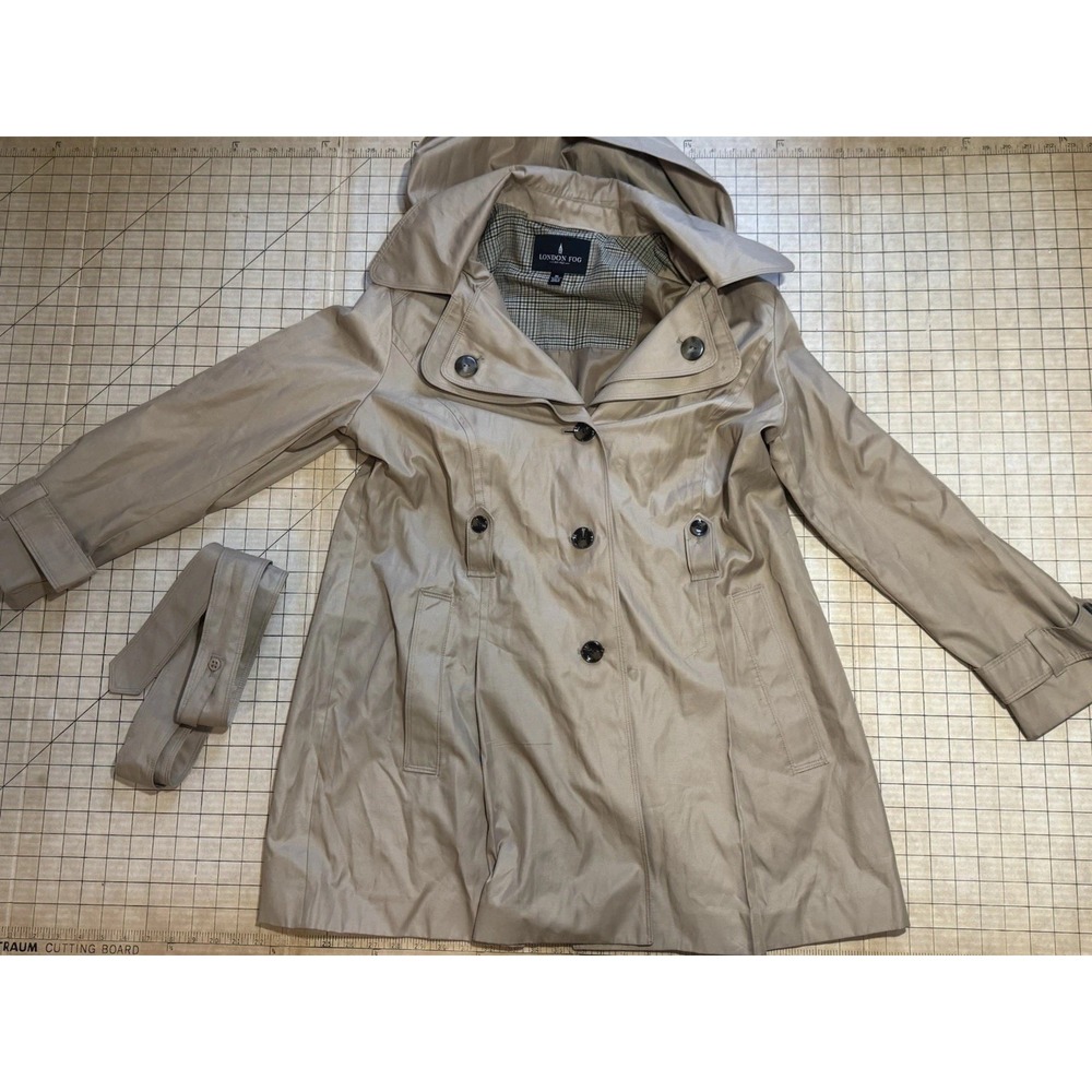 London Fog Double-breasted Trench Coat with A Belted Waist. Women's Size XL